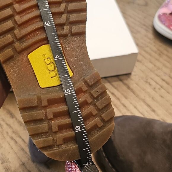 UGG Gray Boots Size 7 Excellent Condition - Picture 10 of 12